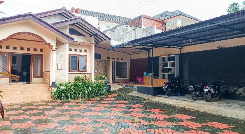 RedDoorz @ Dewa Breeze Inn Near Paralayang – Malang, MO