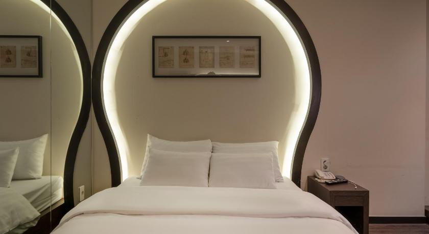Image of Deluxe Double 8