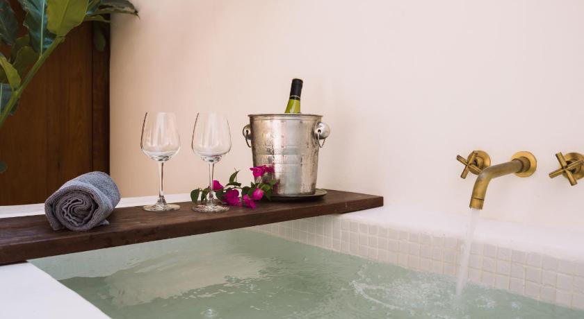 Image of Deluxe Pool Access Room 13