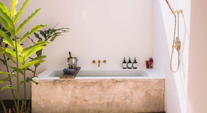 Image of Deluxe Pool Access Room 12
