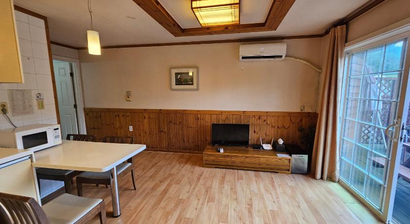 Image of Family Room 7