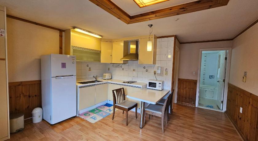 Image of Family Room 6