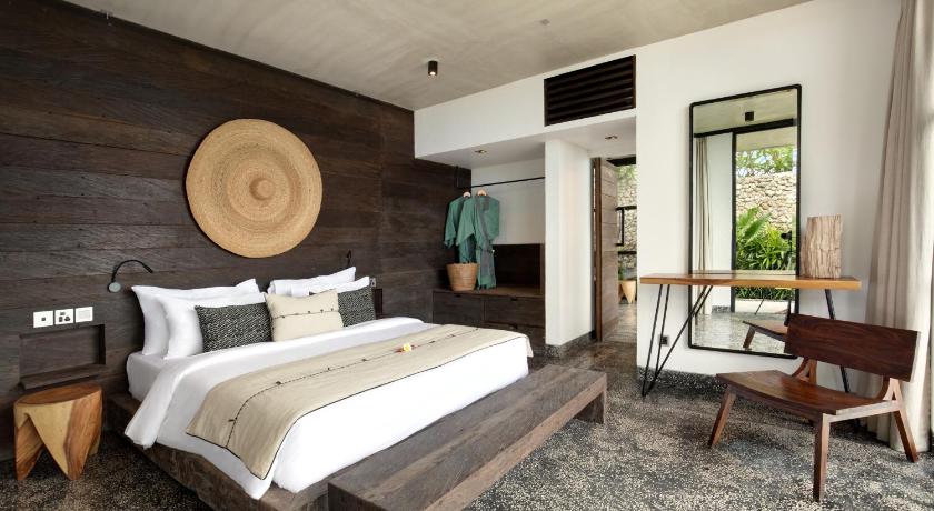 Image of One Bedroom Deluxe Pool Villa with Sea View 4