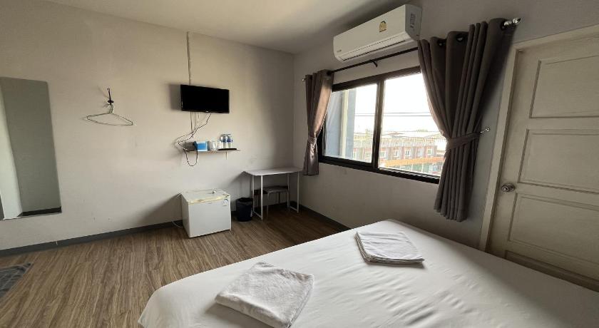 Image of Double Queen Room with Balcony - No Pets 3