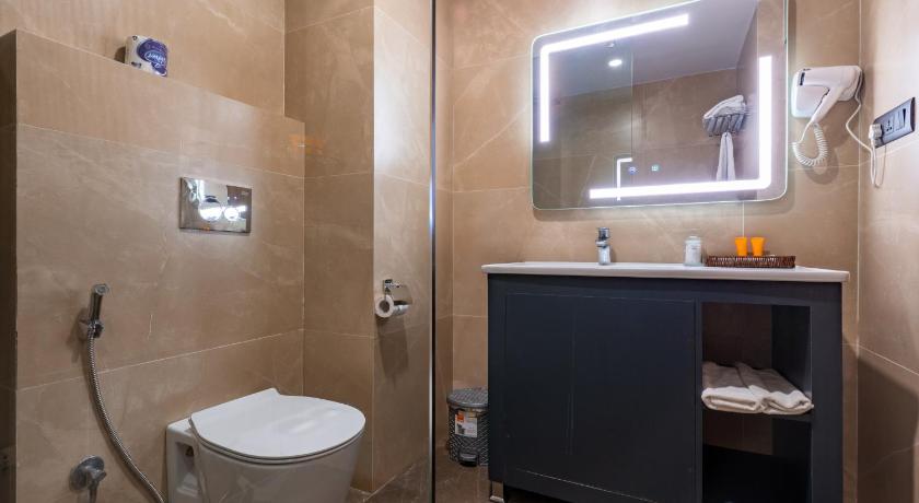 Image of Luxury King Room or Two Queen Rooms with Balcony Pool View 2