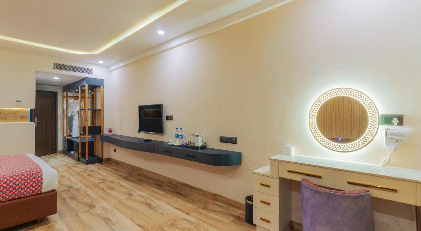 Image of Luxury King Room or Two Queen Rooms with Balcony Pool View 4