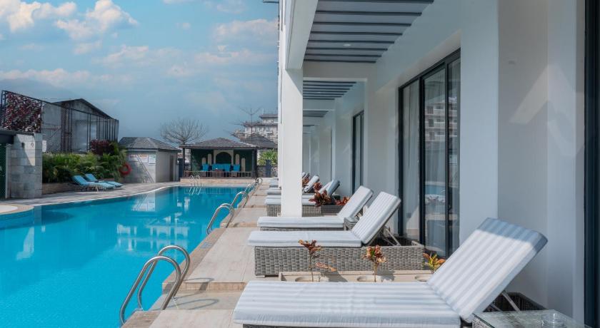 Image of Pool Lanai with King Bed or Two Queen Beds 12