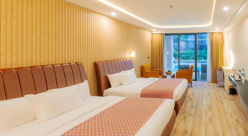 Image of Pool Lanai with King Bed or Two Queen Beds 5