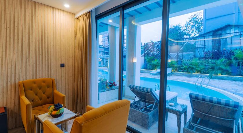 Image of Pool Lanai with King Bed or Two Queen Beds 13