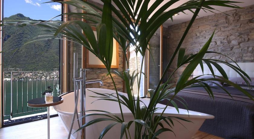 Romantic & Private Lake Como village house