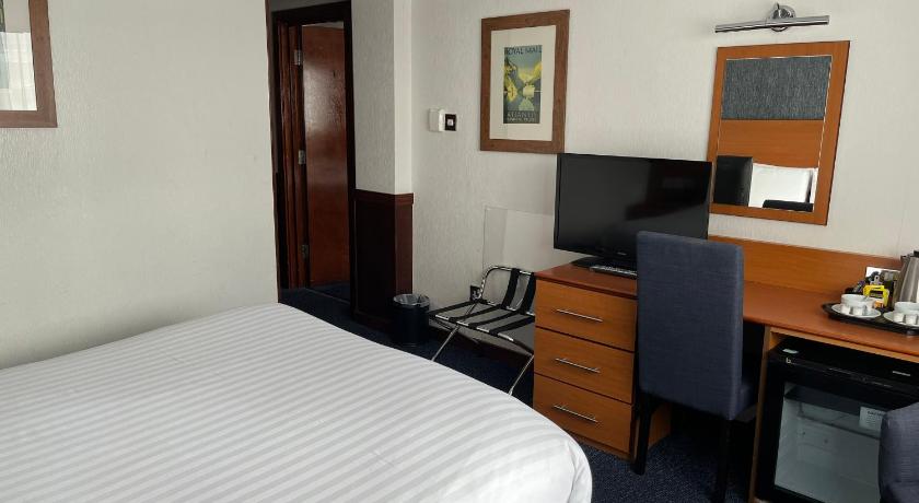 Image of Standard Family Room 13