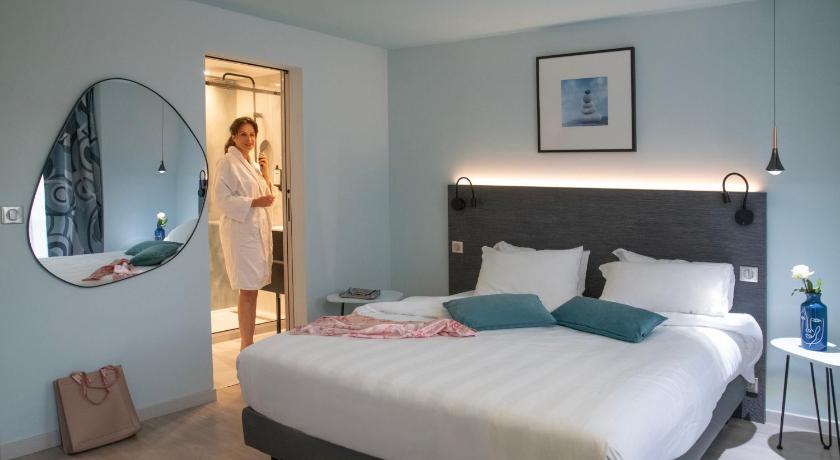 Image of 1 Queen Bed, NonSmoking, Deluxe Room 1