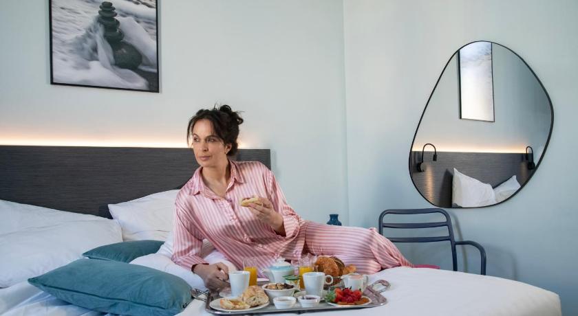 Image of 1 Queen Bed, NonSmoking, Deluxe Room 9