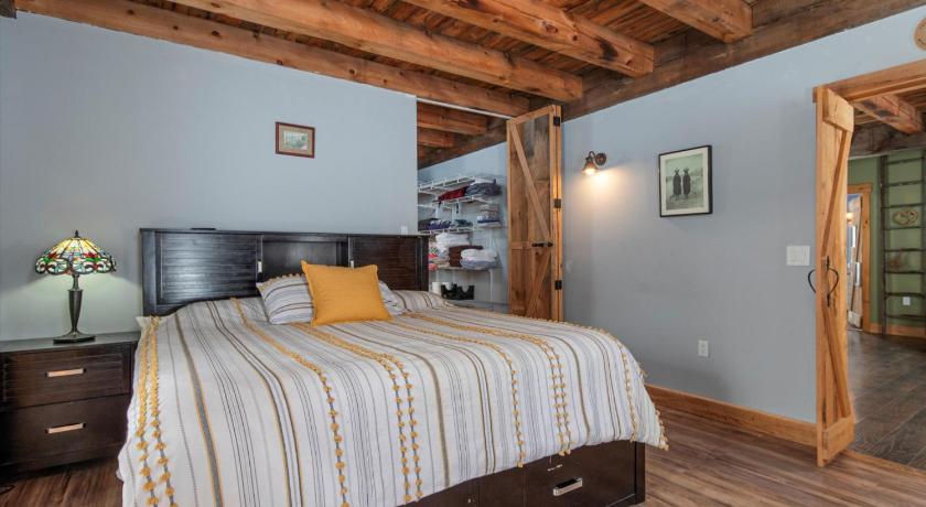 切尔西 (VT) Vermont Retreat 3BR with Mountain Views and Trails 3星级 住宿 泳池