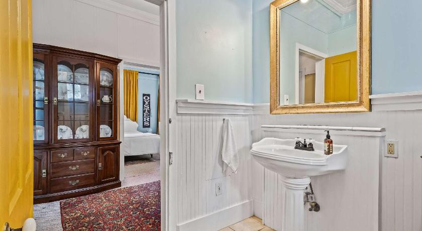 Caravel Old Carrabelle Hotel Captains Quarters Suite 3-Star Accommodation view