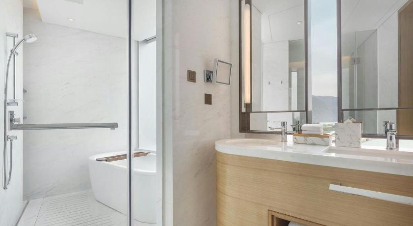 Image of Executive Suite, Executive lounge access, Suite, 1 King, Ocean view 2