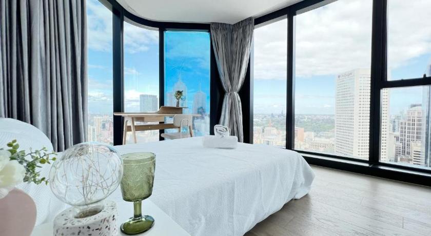 Skyline Retreat 3-Bedroom with Pool, Sauna, Gym and Parking