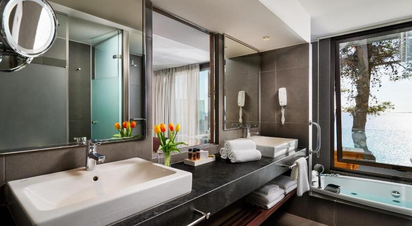 Image of Suite with Spa Bath 2
