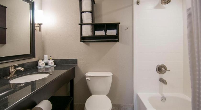 Richland Gated King Bed Hotel Room 115 4-Star Accommodation suite