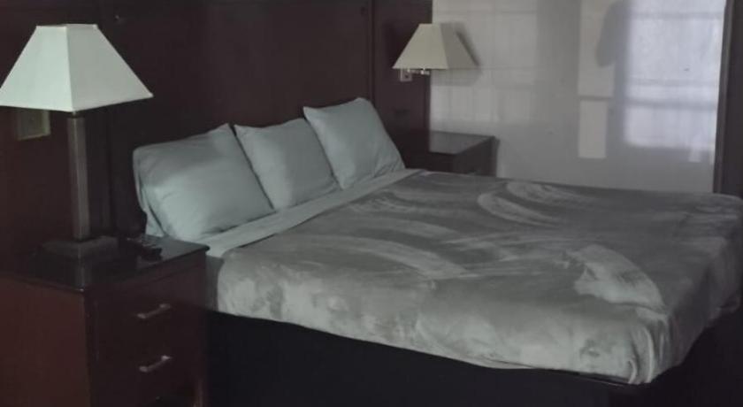 Richland Gated King Bed Hotel Room 115 4-Star Accommodation pool