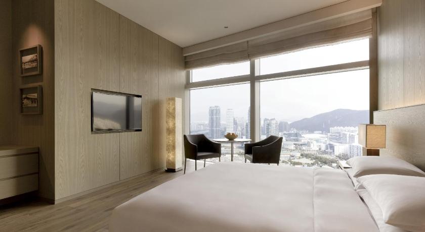 Image of 1 King Bed Deluxe 4