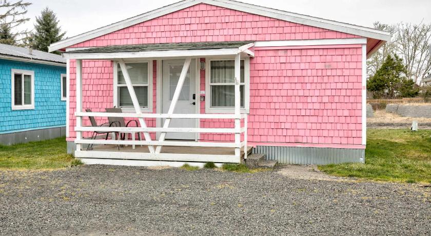 The Hawaiian Cottage 2-Bed by the Sea w fireplace