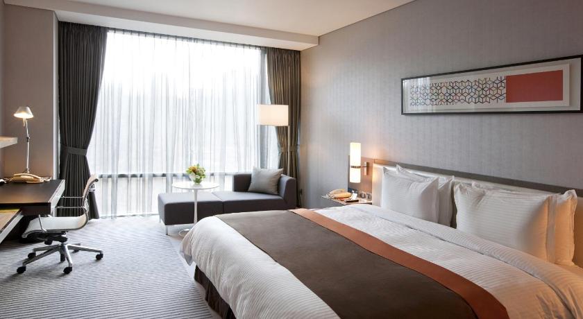 水原 Ramada Plaza 4星级 酒店 泳池