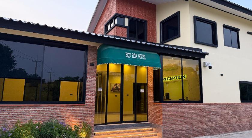 BOX BOX Hotel and Sports Restaurant - image 2