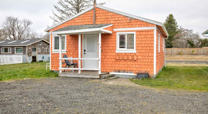 The Sportsman 2-Br Cottage 6 by Grayland Beach