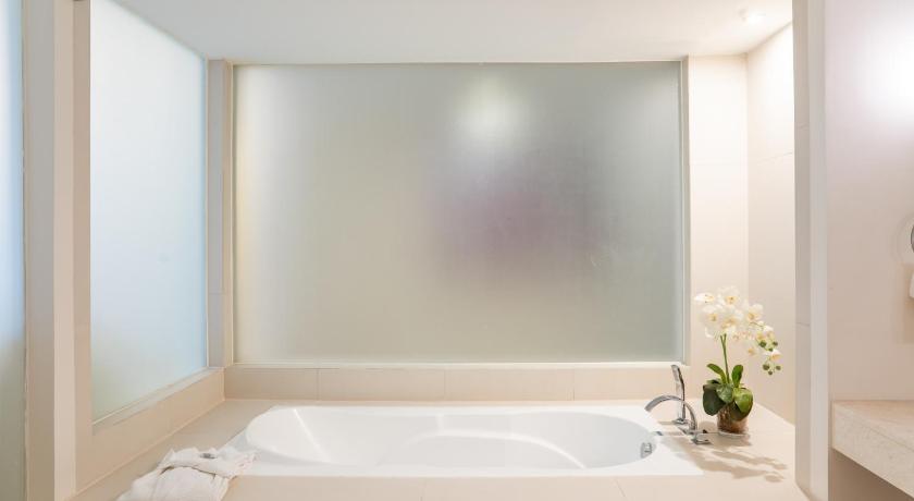 Image of Barcelona Suite without Bathtub 9
