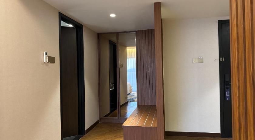 Image of Deluxe Premier 15