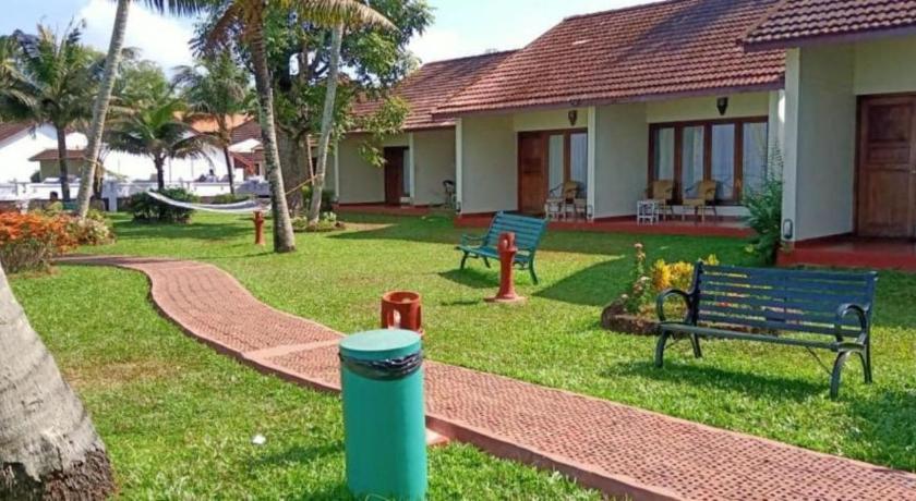 รูปของค็อทเทจพร้อมวิวทะเลสาบ (Cottage with Lake View) 8