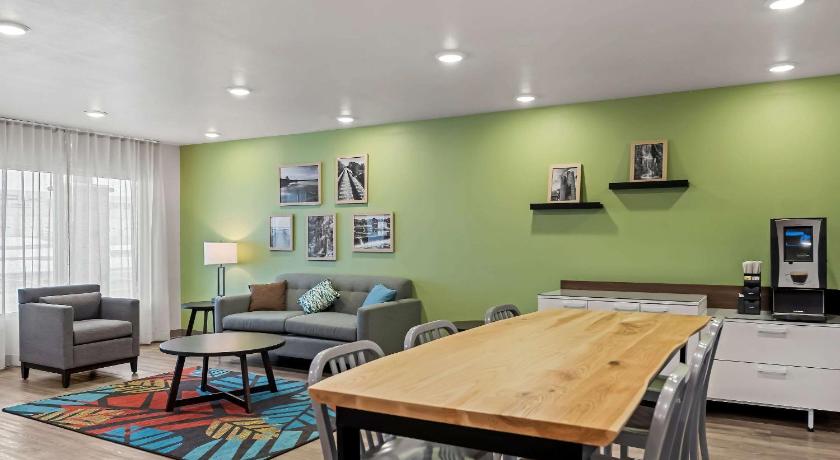 Loves Park (IL) WoodSpring Suites Loves Park - Rockford Accommodation lobby