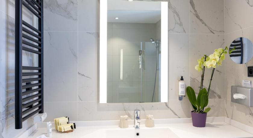 Image of Suite - 1 Queen Bed, Nonsmoking, Top Floor, Panoramic View, Two Balconies 2