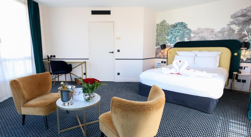 Image of Suite - 1 Queen Bed, Nonsmoking, Top Floor, Panoramic View, Two Balconies 1