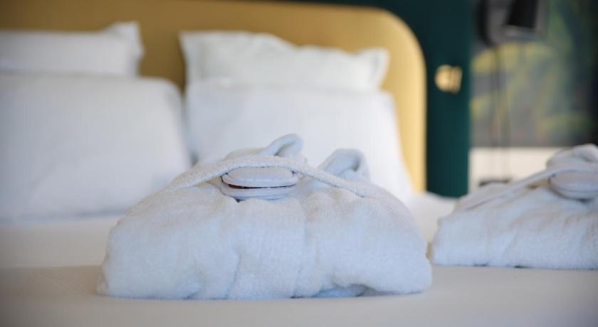 Image of 1 King 2 Single Bunkbed, Nonsmoking, Family Room, Comfort Room, Balcony, Rhone View 11