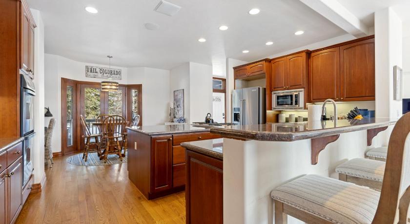 エドワーズ (CO) Charming 5BD Mountain Estate Perfect for Families 4つ星 宿泊施設 レストラン