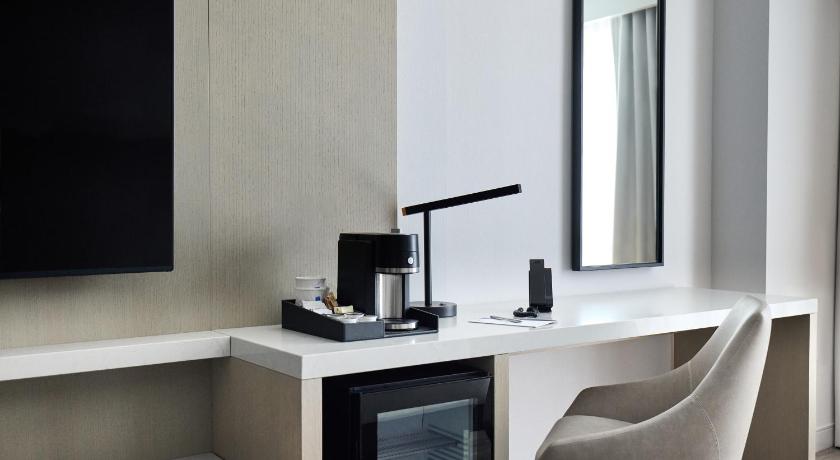 Image of 1 King Bed City View 11