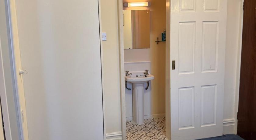 Image of Double Room with King Bed 8