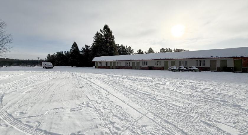 ニューベリー The Trail Inn - Newberry, MI - Formerly Knollwood Inn - 13467 M-28 宿泊施設 スイート