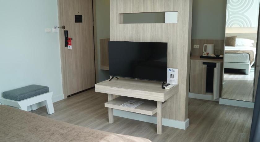 Image of 1 Double Bed, Non-smoking, Deluxe Room, Flat Screen Television, City View, Mini Bar, Bath And Shower 5