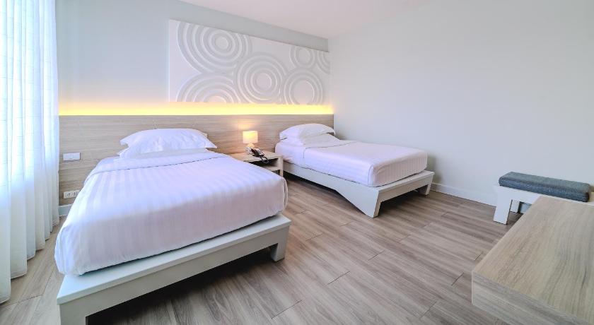 Image of Deluxe Twin Room with City View - Non-Smoking 3