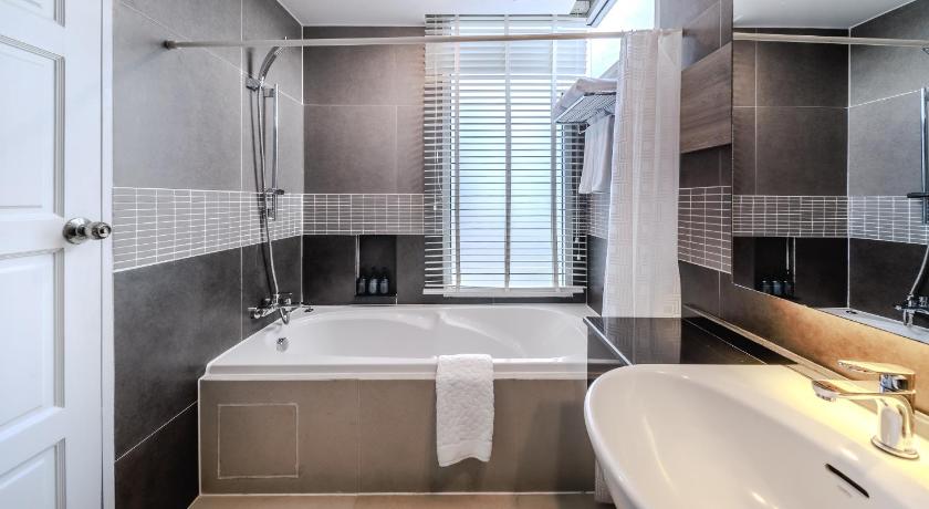 Image of Deluxe Twin Room with City View - Non-Smoking 2