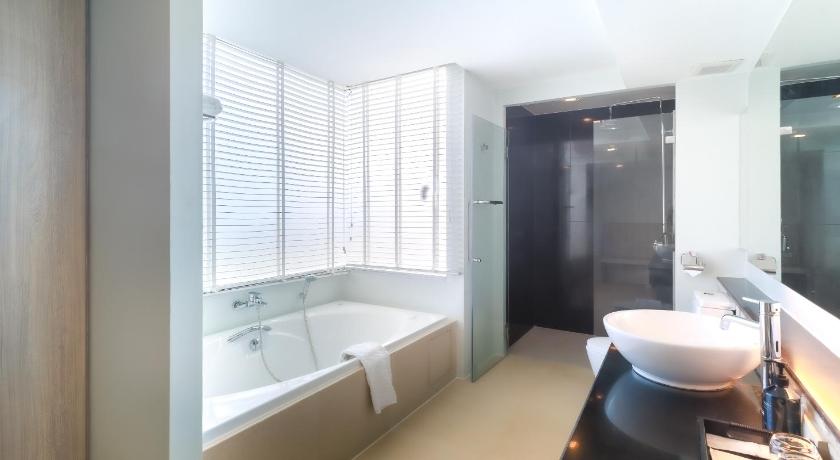 Image of King Suite with City View - Non-Smoking 2