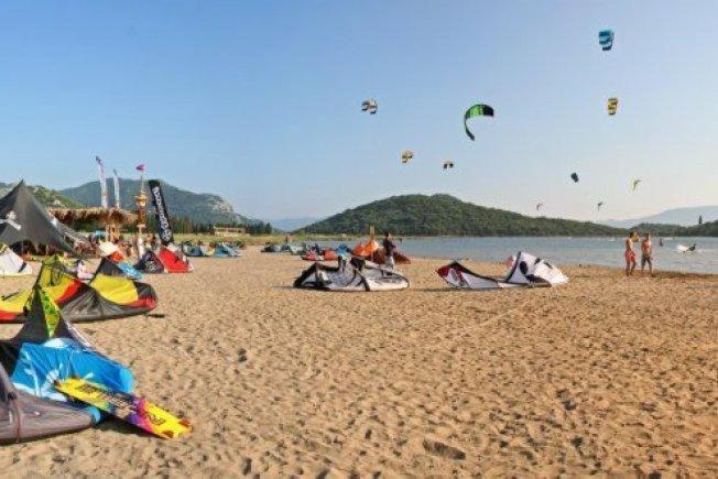 プラチェ Apartments Laura 4つ星 ゲストハウス プール