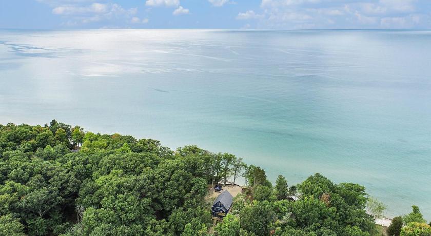 アーカディア (MI) Beautiful Overlooking Shoreline 2BDR Chalet 2892 2つ星 宿泊施設 外観