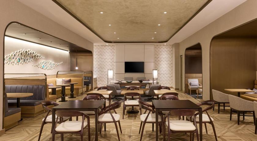 Immagine di m club lounge access, club guest room, 1 king, city view (M Club Lounge Access, Club Guest Room, 1 King, City View) 5