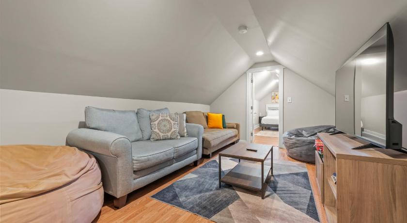 Linden (NJ) 2-Story Stay with Game Lounge & Free Parking Spots - 5 mins to NYC Train 4-Star Accommodation lobby