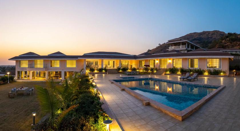 StayVista at Dolce Montagna w Pool, Karaoke & Bar