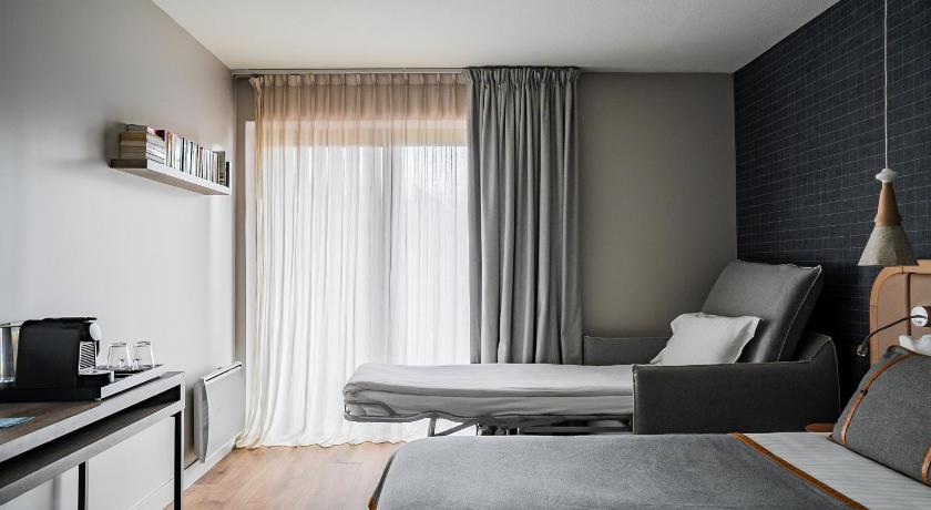 Image of Superior Room (2 Adults + 1 Child) 6
